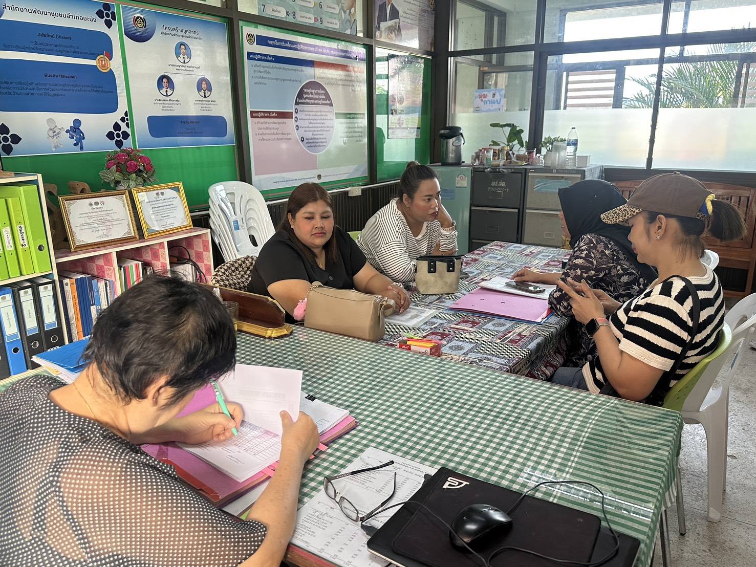 📣 พช.มะนัง ทำสัญญาเงินกู้กองทุนพัฒนาบทบาทสตรี พร้อมชี้แจงระเบียบและแนวทางการชำระหนี้ เสริมความพร้อมต่อยอดอาชีพสตรี